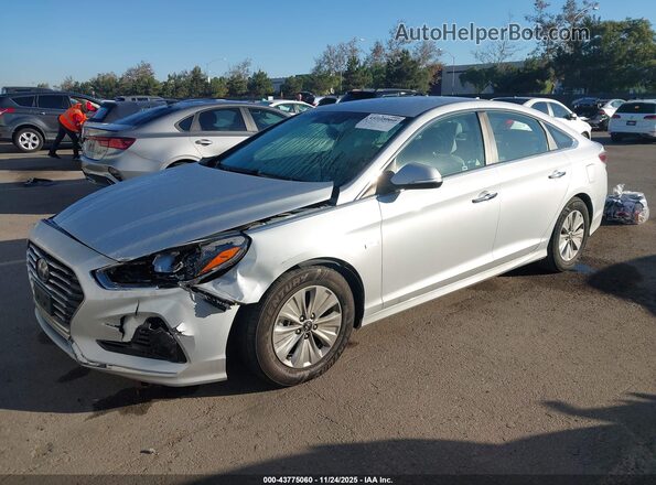 KMHE24L36KA085044 2019 HYUNDAI SONATA HYBRID Silver წინა მარცხენა ხედი სამი მეოთხედიდან