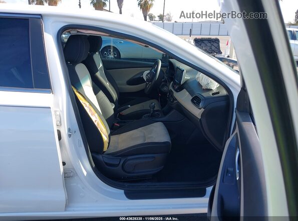 KMHH35LE2JU014518 2018 HYUNDAI ELANTRA GT White Widok wnętrza z przodu