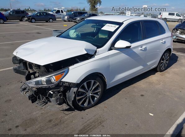 KMHH35LE2JU014518 2018 HYUNDAI ELANTRA GT White Przód lewy
