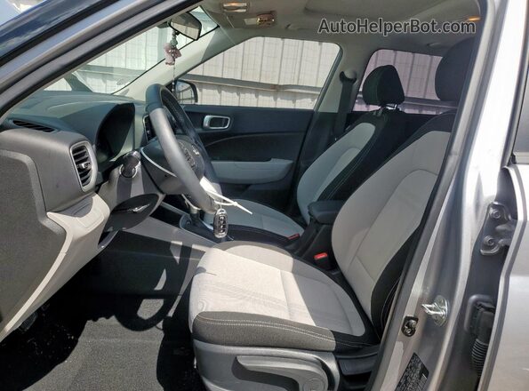 KMHRC8A31RU329720 2024 HYUNDAI VENUE Серебряный Вид салона спереди