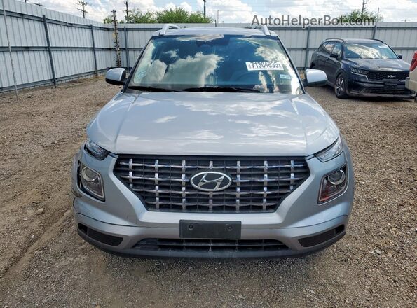 KMHRC8A31RU329720 2024 HYUNDAI VENUE Серебряный Вид спереди