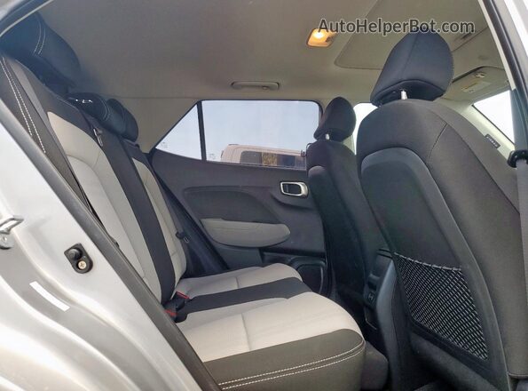 KMHRC8A31RU329720 2024 HYUNDAI VENUE Серебряный Вид задней части салона