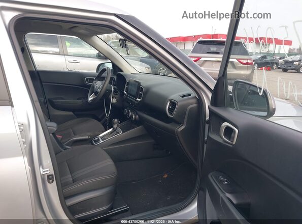 KMHRC8A34LU037244 2020 HYUNDAI VENUE Серебряный Вид салона спереди