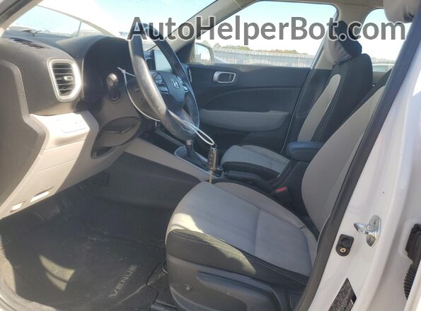 KMHRC8A35MU064860 2021 HYUNDAI VENUE White Вид салону спереду