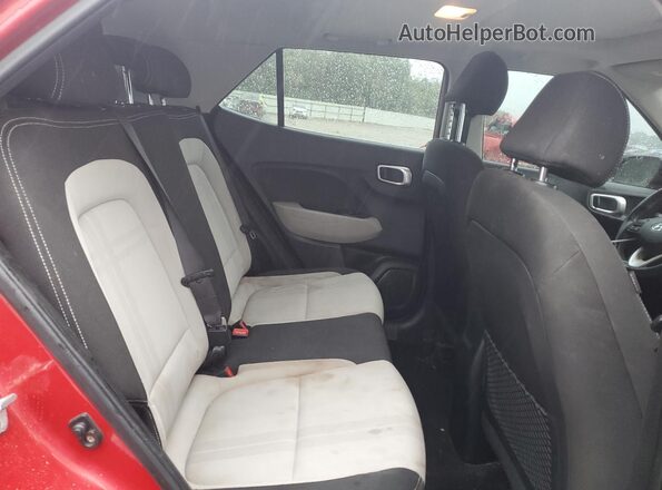 KMHRC8A36MU118621 2021 HYUNDAI VENUE Красный Вид задней части салона