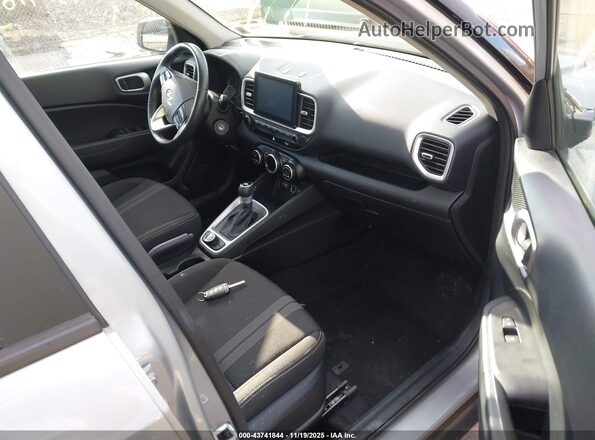 KMHRC8A36NU160952 2022 HYUNDAI VENUE Серебряный Вид салона спереди