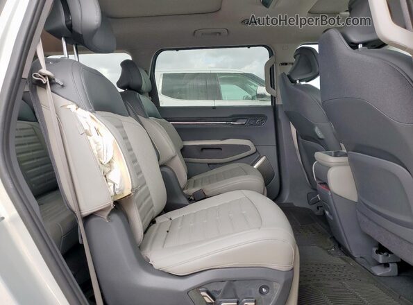 KNDADFS54R6032352 2024 KIA EV9 Silver Rear interior view