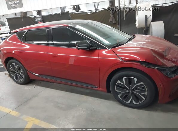 KNDC44LA7N5063667 2022 KIA EV6 Red Widok wnętrza z tyłu