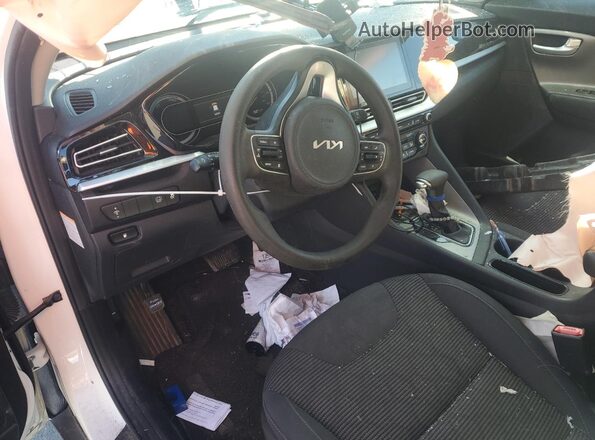 KNDCB3LC3N5510545 2022 KIA NIRO White Dashboard view