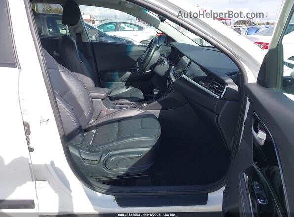 KNDCC3LC5N5531197 2022 KIA NIRO White Front interior view