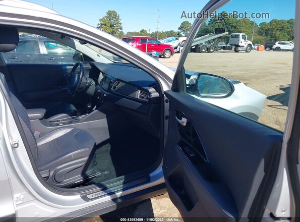 KNDCC3LD2J5203318 2018 KIA NIRO PLUG-IN HYBRID Silver Widok wnętrza z przodu
