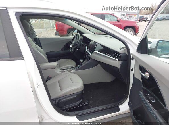 KNDCE3LC1M5482282 2021 KIA NIRO White წინა სალონის ხედი