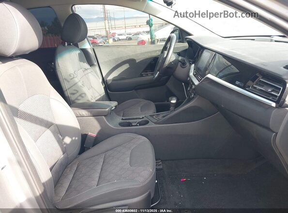 KNDCM3LD7N5545527 2022 KIA NIRO PLUG-IN HYBRID Серебряный Вид салона спереди