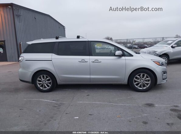 KNDMB5C10L6609104 2020 KIA SEDONA Серебряный Вид задней части салона