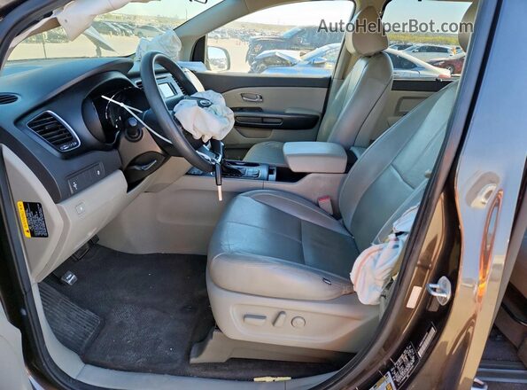 KNDMB5C13G6194592 2016 KIA SEDONA Коричневый Вид салона спереди