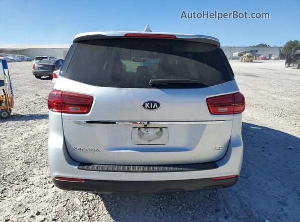 KNDMB5C1XK6558855 2019 KIA SEDONA Серебряный Вид сзади