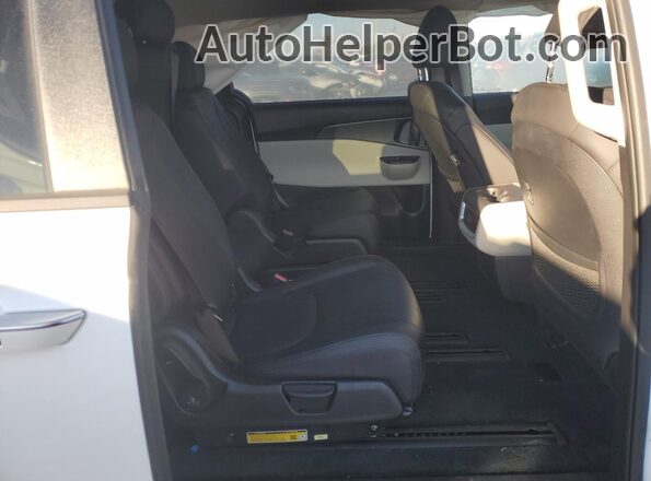 KNDNB4H3XR6367388 2024 KIA CARNIVAL White Вид задньої частини салону