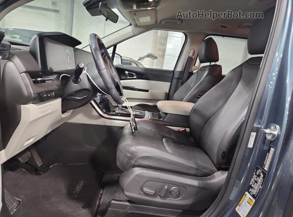 KNDNE5H36P6276371 2023 KIA CARNIVAL Blue Front interior view