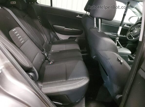 KNDPMCAC6J7378491 2018 KIA SPORTAGE Gray Rear interior view