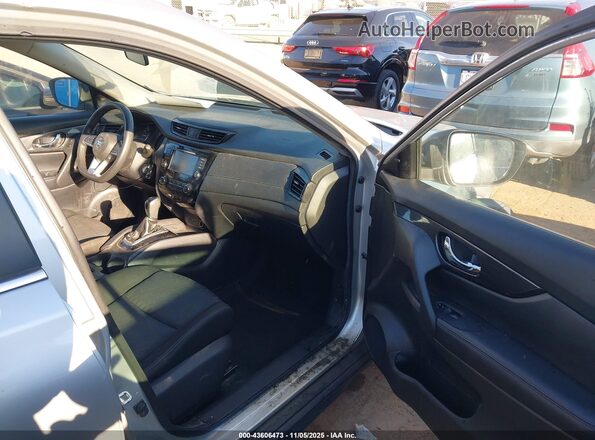 KNMAT2MT6JP614894 2018 NISSAN ROGUE Серебряный Вид салона спереди