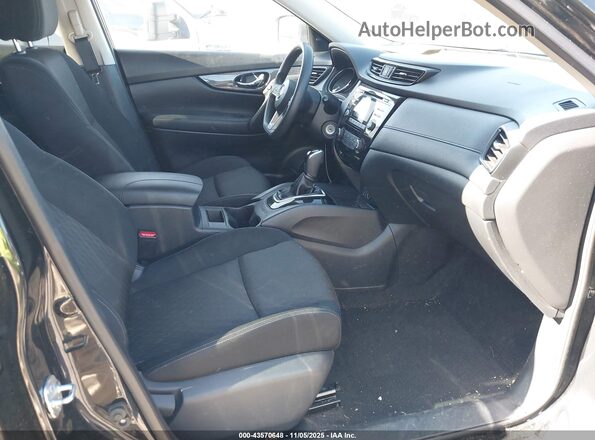 KNMAT2MV7HP573199 2017 NISSAN ROGUE Черный Вид салона спереди