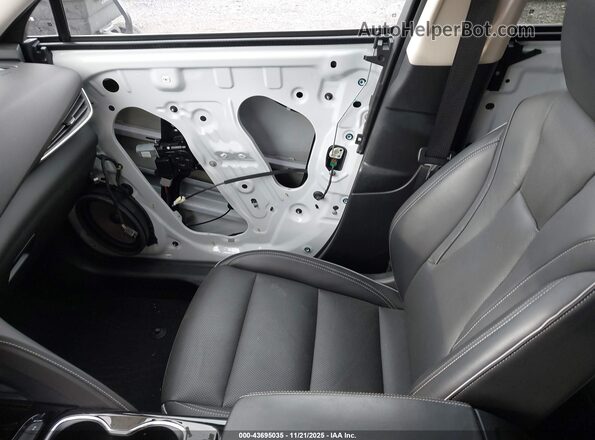 LRBFZPR45ND065813 2022 BUICK ENVISION White Front interior view