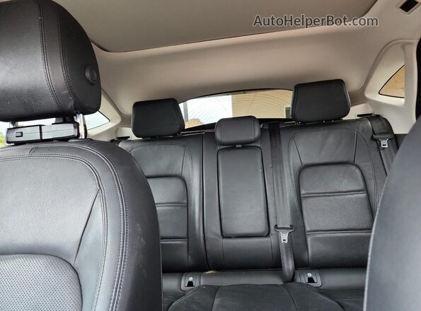 SADFJ2FX7J1Z08985 2018 JAGUAR E-PACE Gray Widok tylnych siedzeń