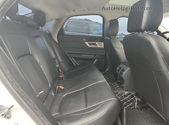SAJBD4FX7LCY84676 2020 JAGUAR XF White Vista de los asientos traseros