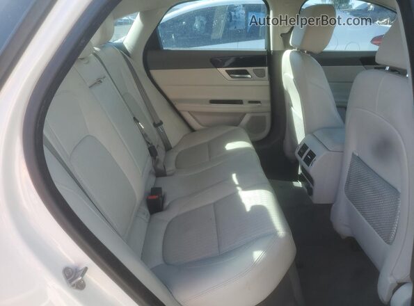 SAJBE4BV8GCY13557 2016 JAGUAR XF Белый Вид задних сидений