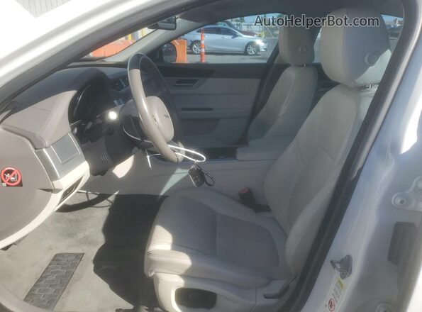 SAJBE4BV8GCY13557 2016 JAGUAR XF Белый Вид салона спереди