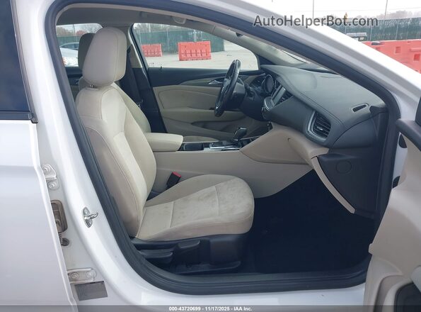 W04GL6SX8J1061458 2018 BUICK REGAL White Front interior view