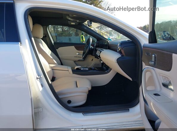 W1K3G4EB7LJ227345 2020 MERCEDES-BENZ A 220 White Widok wnętrza z przodu