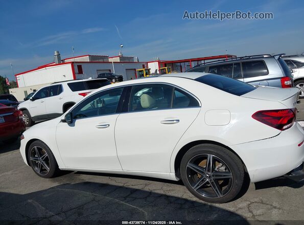 W1K3G4EBXNJ361575 2022 MERCEDES-BENZ A 220 White 360 interior view