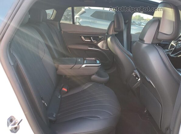W1KCG2EB8RA049362 2024 MERCEDES-BENZ EQS White Widok tylnych siedzeń
