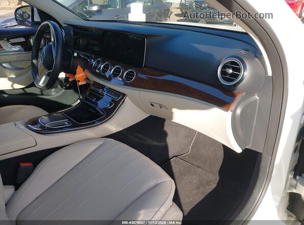 W1KZF8EB7NB025428 2022 MERCEDES-BENZ E-CLASS Белый Вид салона спереди