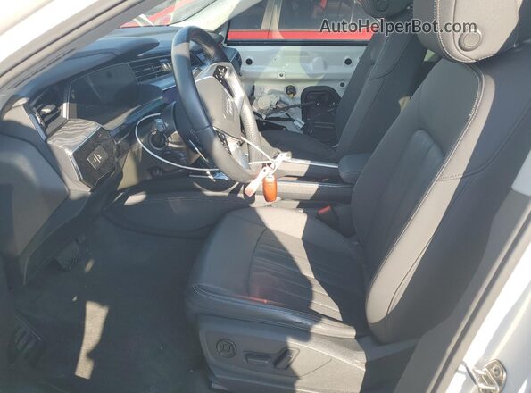 WA12AAGE6MB003342 2021 AUDI E-TRON Белый Вид салона спереди