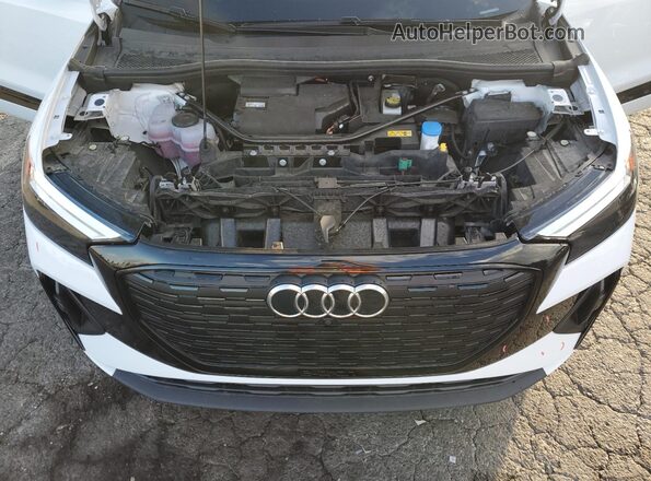 WA12UBFZ1RP044537 2024 AUDI Q4 White Widok komory silnika