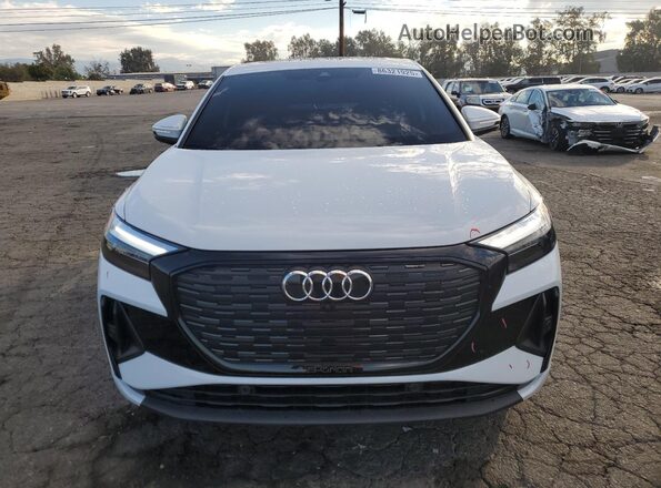 WA12UBFZ1RP044537 2024 AUDI Q4 White Widok z przodu