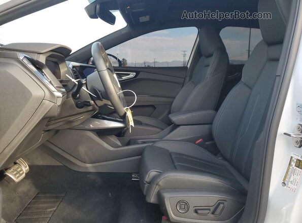 WA12UBFZ1RP044537 2024 AUDI Q4 White Widok wnętrza z przodu