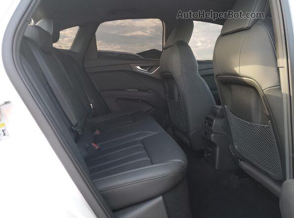 WA12UBFZ1RP044537 2024 AUDI Q4 White Widok wnętrza z tyłu