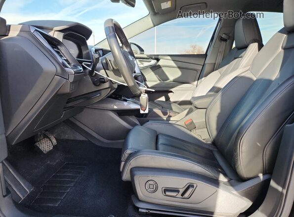WA132BFZ6NP016558 2022 AUDI Q4 Black Vista interior delantera