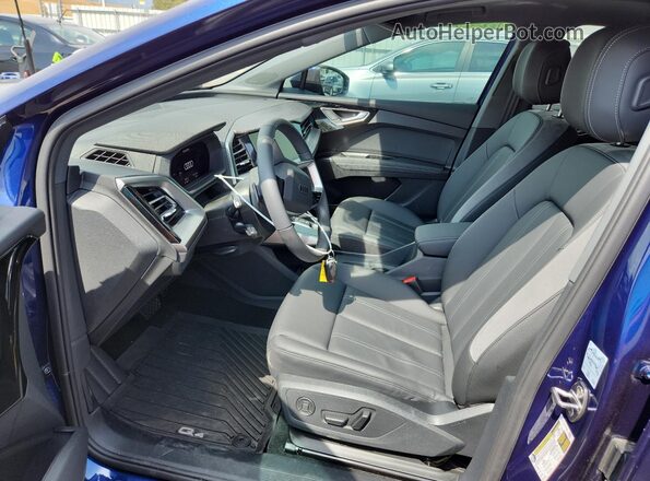 WA13UBFZ5RP083670 2024 AUDI Q4 Синий Вид салона спереди