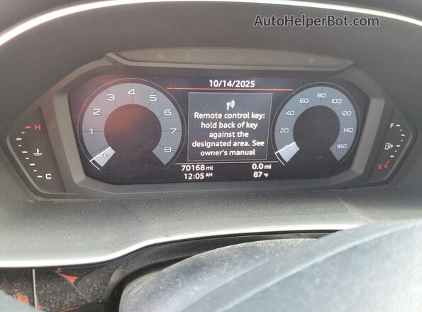 WA1AECF33L1022365 2020 AUDI Q3 Red Widok zestawu wskaźników