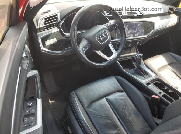 WA1AECF33L1022365 2020 AUDI Q3 Red Widok deski rozdzielczej
