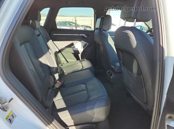 WA1AECF37L1030324 2020 AUDI Q3 White უკანა სალონის ხედი