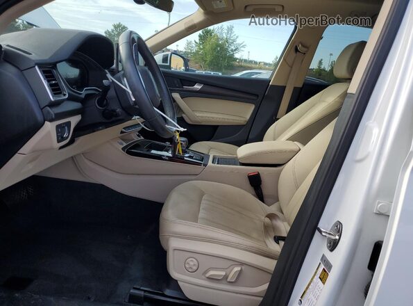WA1BAAFY6M2022985 2021 AUDI Q5 White Front interior view