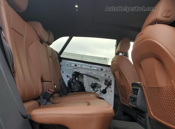WA1BVAF1XLD000613 2020 AUDI Q8 White უკანა სალონის ხედი