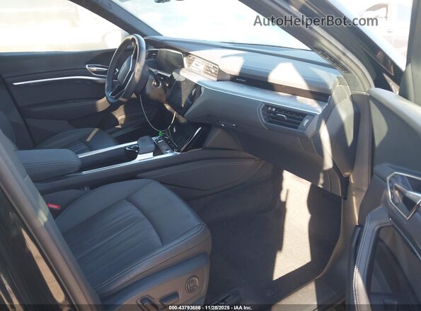 WA1CAAGE7RB033493 2024 AUDI Q8 E-TRON Black Widok wnętrza z przodu