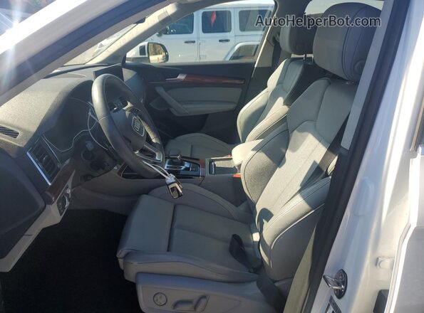 WA1CABFY6M2008949 2021 AUDI Q5 White წინა სალონის ხედი