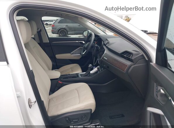 WA1DECF30R1124289 2024 AUDI Q3 White Front interior view